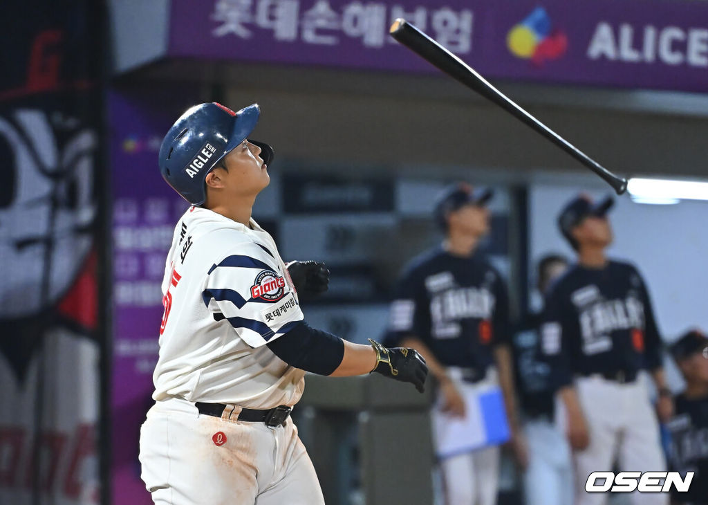 4일 부산 사직야구장에서 2026 신한 SOL KBO 리그 롯데 자이언츠와 한화 이글스의 경기가 열렸다. 홈팀 롯데는 김진욱이, 방문팀 한화는 박준영이 선발 출전했다.롯데 자이언츠 한동희가 5회말 2사 1,3루 좌월 3점 홈런을 치고 있다. 2026.09.04 / foto0307@osen.co.kr