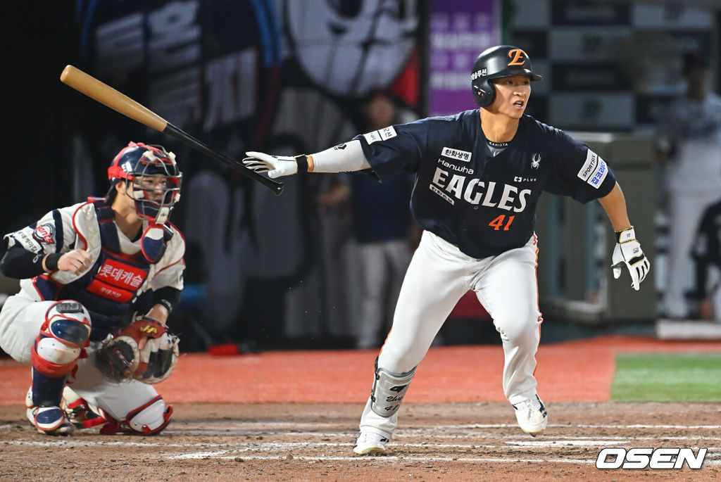 4일 부산 사직야구장에서 2026 신한 SOL KBO 리그 롯데 자이언츠와 한화 이글스의 경기가 열렸다. 홈팀 롯데는 김진욱이, 방문팀 한화는 박준영이 선발 출전했다.한화 이글스 최인호가 7회초 2사 2,3루 우익수 앞 2타점 안타를 치고 있다. 2026.09.04 / foto0307@osen.co.kr