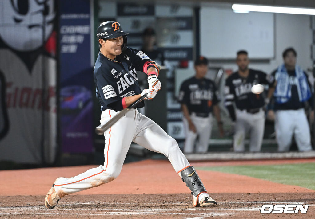 10일 부산 사직야구장에서 2025 신한 SOL 뱅크 KBO 리그 롯데 자이언츠와 한화 이글스의 경기가 열렸다. 홈팀 롯데는 감보아가, 방문팀 한화는 류현진이 선발 출전했다.한화 이글스 심우준이 힘찬 타격을 하고 있다. 2025.09.10 / foto0307@osen.co.kr