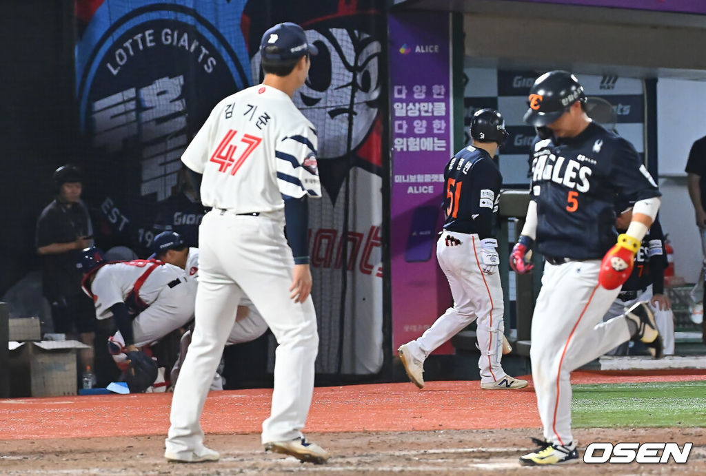 4일 부산 사직야구장에서 2026 신한 SOL KBO 리그 롯데 자이언츠와 한화 이글스의 경기가 열렸다. 홈팀 롯데는 김진욱이, 방문팀 한화는 박준영이 선발 출전했다.롯데 자이언츠 김기준이 9회초 1사 만루 한화 이글스 페라자 타석때 폭투를 던져 장규현에 이어 이도윤까지 득점을 허용하고 있다. 2026.09.04 / foto0307@osen.co.kr