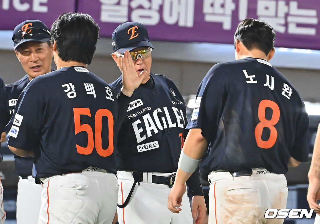 4일 부산 사직야구장에서 2026 신한 SOL KBO 리그 롯데 자이언츠와 한화 이글스의 경기가 열렸다. 홈팀 롯데는 김진욱이, 방문팀 한화는 박준영이 선발 출전했다.한화 이글스 김경문 감독이 롯데 자이언츠에 14-4로 대승하며 9연패에서 탈출한 후 노시환과 하이파이브를 하고 있다. 2026.09.04 / foto0307@osen.co.kr