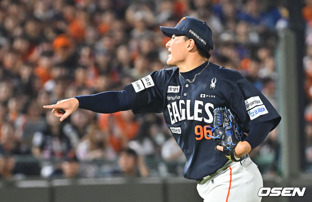 4일 부산 사직야구장에서 2026 신한 SOL KBO 리그 롯데 자이언츠와 한화 이글스의 경기가 열렸다. 홈팀 롯데는 김진욱이, 방문팀 한화는 박준영이 선발 출전했다.한화 이글스 박준영이 5회말 2사 2루 폭투를 던지고 볼 위치를 가리키고 있다. 2026.09.04 / foto0307@osen.co.kr