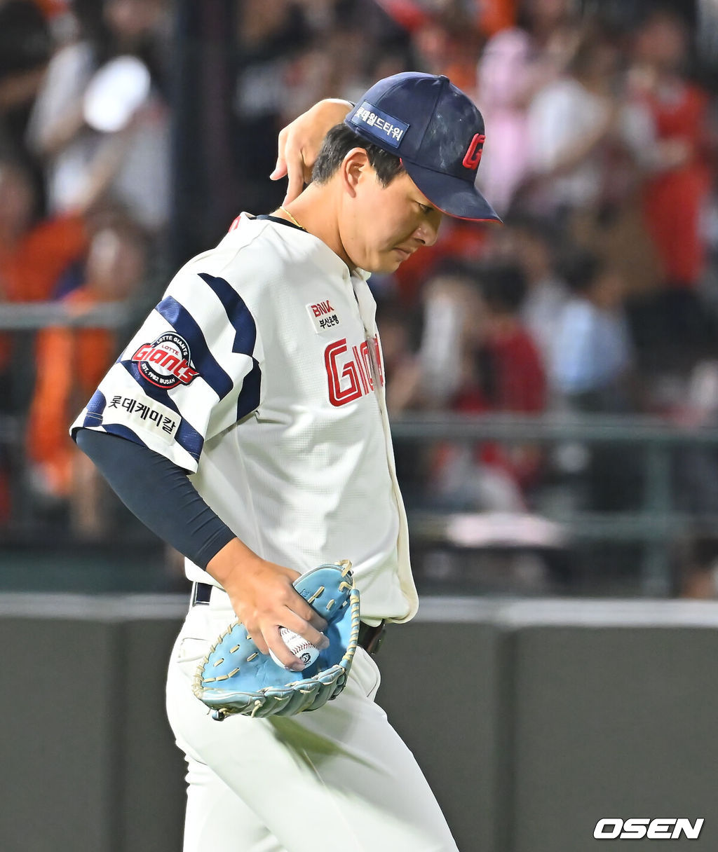 4일 부산 사직야구장에서 2026 신한 SOL KBO 리그 롯데 자이언츠와 한화 이글스의 경기가 열렸다. 홈팀 롯데는 김진욱이, 방문팀 한화는 박준영이 선발 출전했다.롯데 자이언츠 김원중이 7회초 1사 1,2루 한화 이글스 노시환에게 좌중간 1타점 2루타를 맞고 아쉬워하고 있다. 2026.09.04 / foto0307@osen.co.kr