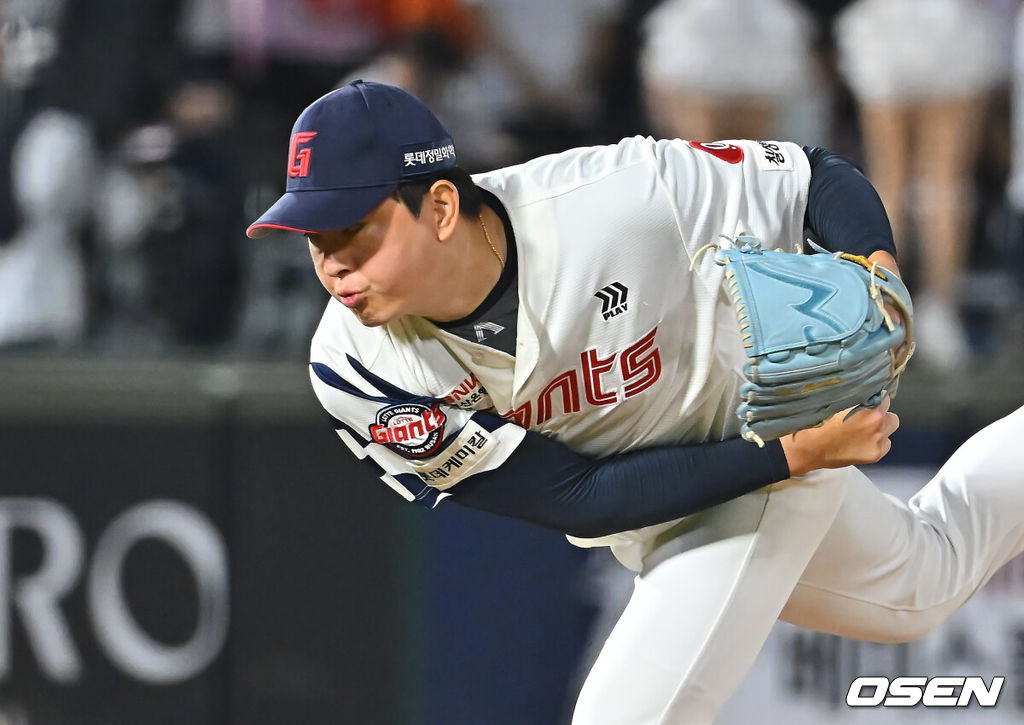 4일 부산 사직야구장에서 2026 신한 SOL KBO 리그 롯데 자이언츠와 한화 이글스의 경기가 열렸다. 홈팀 롯데는 김진욱이, 방문팀 한화는 박준영이 선발 출전했다.롯데 자이언츠 김원중이 역투하고 있다. 2026.09.04 / foto0307@osen.co.kr