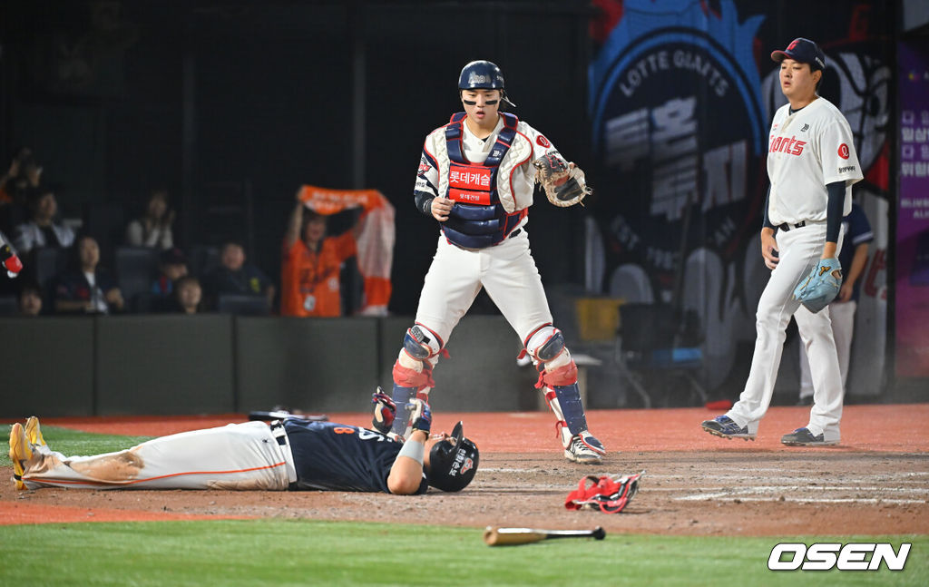 4일 부산 사직야구장에서 2026 신한 SOL KBO 리그 롯데 자이언츠와 한화 이글스의 경기가 열렸다. 홈팀 롯데는 김진욱이, 방문팀 한화는 박준영이 선발 출전했다.한화 이글스 노시환이 7회초 2사 2,3루 최인호의 우익수 앞 안타때 득점을 올리자 롯데 자이언츠 김원중과 손성빈이 아쉬워하고 있다. 2026.09.04 / foto0307@osen.co.kr