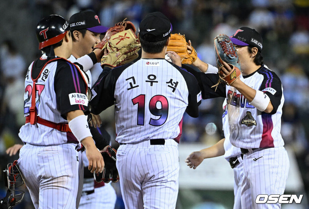 프로야구 LG 트윈스가 삼성 라이온즈를 꺾고 5연승을 이어갔다. LG는 4일 서울 잠실구장에서 열린 2026 KBO리그 삼성과 경기에서 4-3 역전승을 거뒀다. LG는 두산전 3연전 스윕에 이어 2위 삼성을 잡고 3.5경기 차이로 추격했다. 반면 삼성은 7연승을 달리다 2연패에 빠졌다. LG 고우석이 승리를 기뻐하고 있다. 2026.09.04 /cej@osen.co.kr