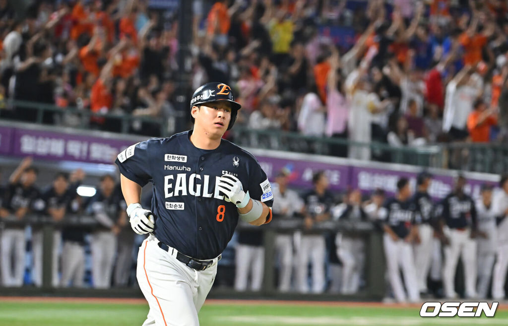 4일 부산 사직야구장에서 2026 신한 SOL KBO 리그 롯데 자이언츠와 한화 이글스의 경기가 열렸다. 홈팀 롯데는 김진욱이, 방문팀 한화는 박준영이 선발 출전했다.한화 이글스 노시환이 3회초 2사 1루 좌월 2점 홈런을 치고 그라운드를 돌고 있다. 2026.09.04 / foto0307@osen.co.kr