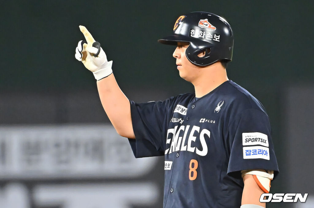 4일 부산 사직야구장에서 2026 신한 SOL KBO 리그 롯데 자이언츠와 한화 이글스의 경기가 열렸다. 홈팀 롯데는 김진욱이, 방문팀 한화는 박준영이 선발 출전했다.한화 이글스 노시환이 7회초 1사 1,2루 좌중간 1타점 2루타를 치고 세리머니를 하고 있다. 2026.09.04 / foto0307@osen.co.kr