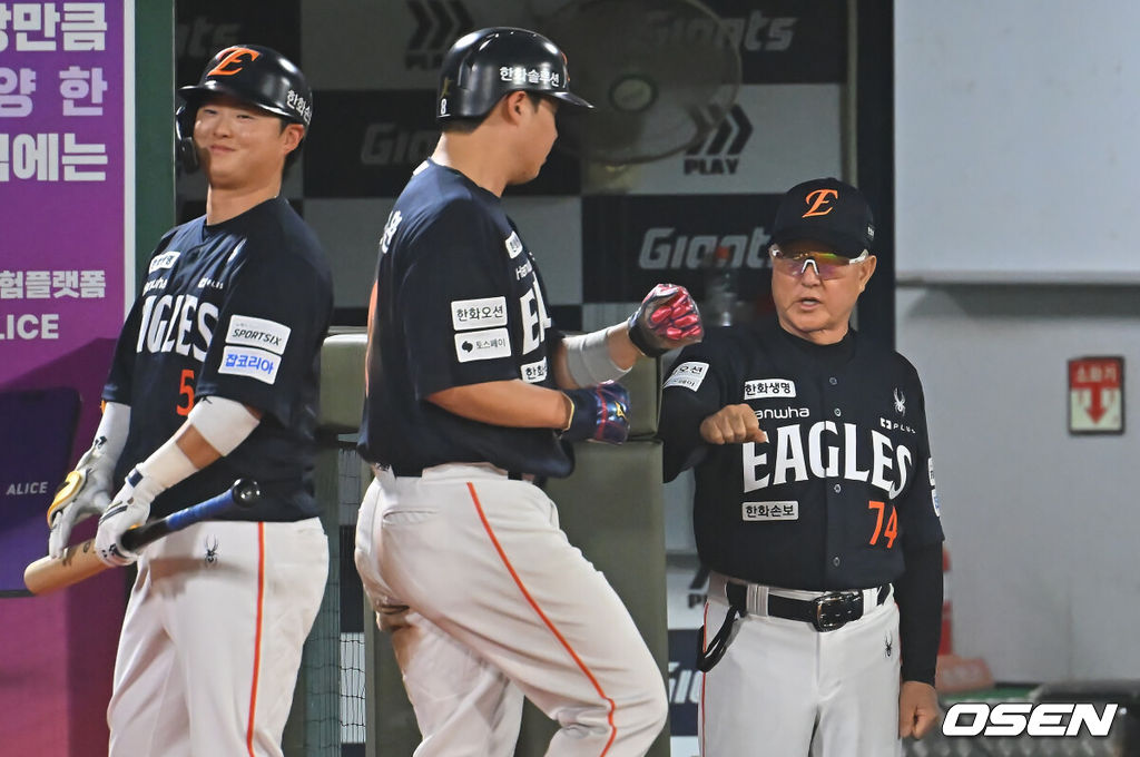 4일 부산 사직야구장에서 2026 신한 SOL KBO 리그 롯데 자이언츠와 한화 이글스의 경기가 열렸다. 홈팀 롯데는 김진욱이, 방문팀 한화는 박준영이 선발 출전했다.한화 이글스 노시환이 7회초 2사 2,3루 최인호의 우익수 앞 안타때 득점을 올리고 김경문 감독과 하이파이브를 하고 있다. 2026.09.04 / foto0307@osen.co.kr