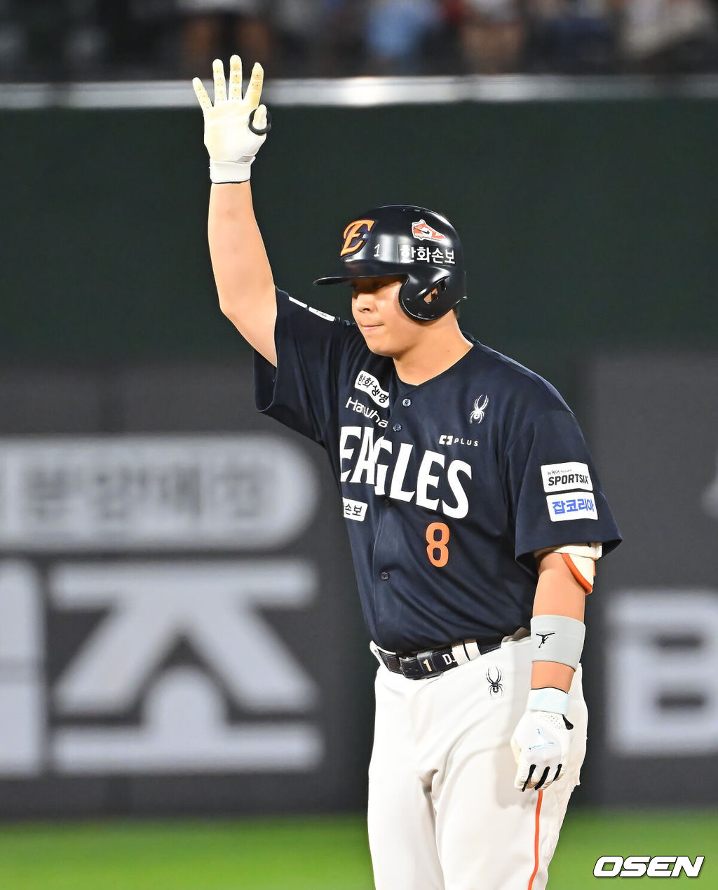 4일 부산 사직야구장에서 2026 신한 SOL KBO 리그 롯데 자이언츠와 한화 이글스의 경기가 열렸다. 홈팀 롯데는 김진욱이, 방문팀 한화는 박준영이 선발 출전했다.한화 이글스 노시환이 7회초 1사 1,2루 좌중간 1타점 2루타를 치고 세리머니를 하고 있다. 2026.09.04 / foto0307@osen.co.kr