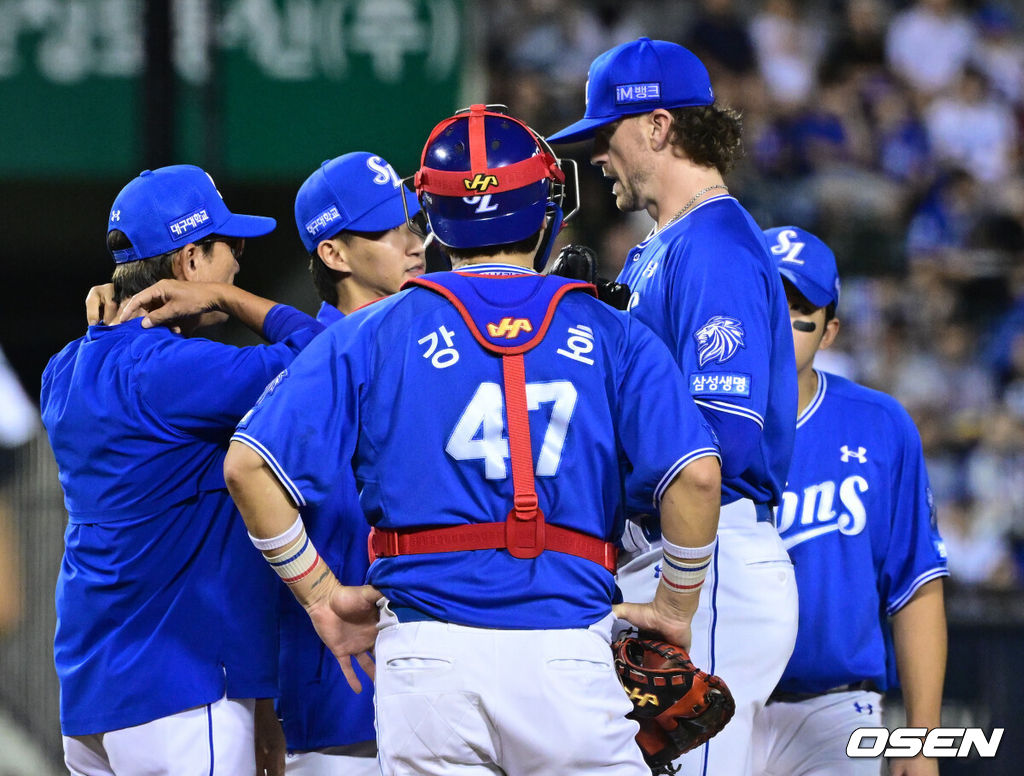 4일 서울 잠실야구장에서 KBO리그 LG 트윈스와 삼성 라이온즈의 경기가 열렸다.이날 LG는 카라스코를 삼성은 페덱을 선발로 내세웠다.6회말 1사 1,2루에서 삼성 페덱이 교체되고 있다. 2026.09.04 /cej@osen.co.kr