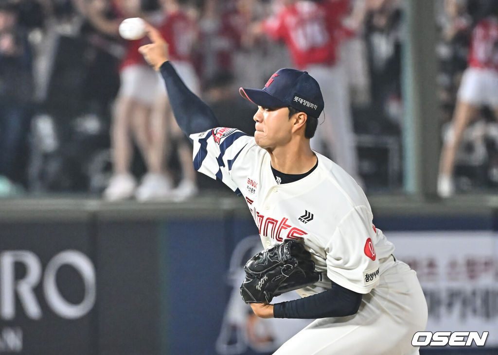 3일 부산 사직야구장에서 2026 신한 SOL KBO 리그 롯데 자이언츠와 SSG 랜더스의 경기가 열렸다. 홈팀 롯데는 로드리게스가, 방문팀 SSG는 화이트가 선발 출전했다.롯데 자이언츠 윤성빈이 역투하고 있다. 2026.04.03 / foto0307@osen.co.kr