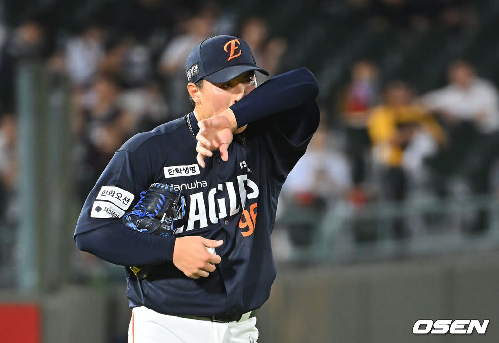 4일 부산 사직야구장에서 2026 신한 SOL KBO 리그 롯데 자이언츠와 한화 이글스의 경기가 열렸다. 홈팀 롯데는 김진욱이, 방문팀 한화는 박준영이 선발 출전했다.한화 이글스 박준영이 5회말 2사 1,3루 롯데 자이언츠 한동희에게 좌월 3점 홈런을 맞고 아쉬워하고 있다. 2026.09.04 / foto0307@osen.co.kr
