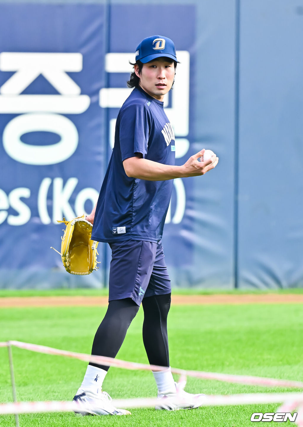 26일 서울 잠실야구장에서 ‘2026 신한 SOL Bank KBO리그’ LG 트윈스와 NC 다이노스의 경기가 열렸다.이날 LG는 임찬규를, NC는 구창모를 선발로 내세웠다.경기 앞서 지난 25일 1군 합류한 NC 이재학이 훈련 나서고 있다.   2026.08.26 / soul1014@osen.co.kr