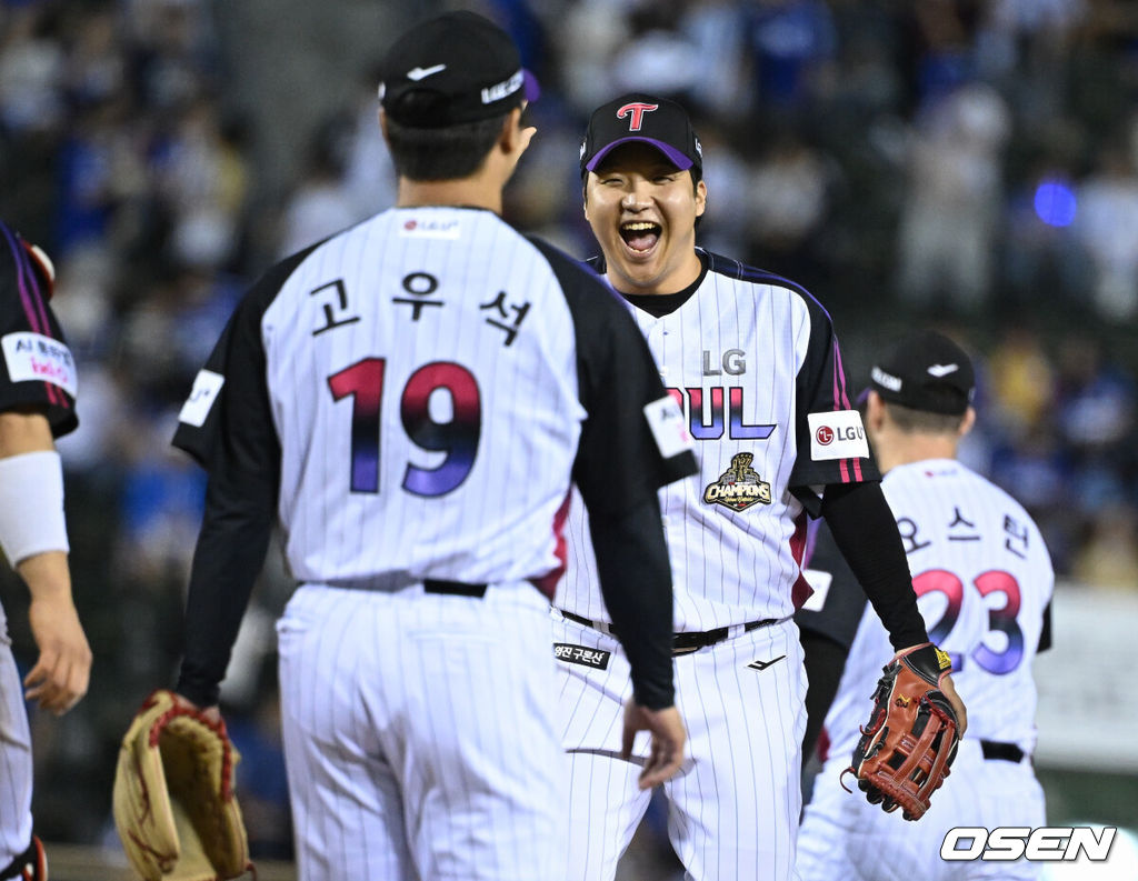 프로야구 LG 트윈스가 삼성 라이온즈를 꺾고 5연승을 이어갔다. LG는 4일 서울 잠실구장에서 열린 2026 KBO리그 삼성과 경기에서 4-3 역전승을 거뒀다. LG는 두산전 3연전 스윕에 이어 2위 삼성을 잡고 3.5경기 차이로 추격했다. 반면 삼성은 7연승을 달리다 2연패에 빠졌다. 승리를 거둔 LG 문보경이 고우석을 향해 환하게 웃고 있다. 2026.09.04 /cej@osen.co.kr