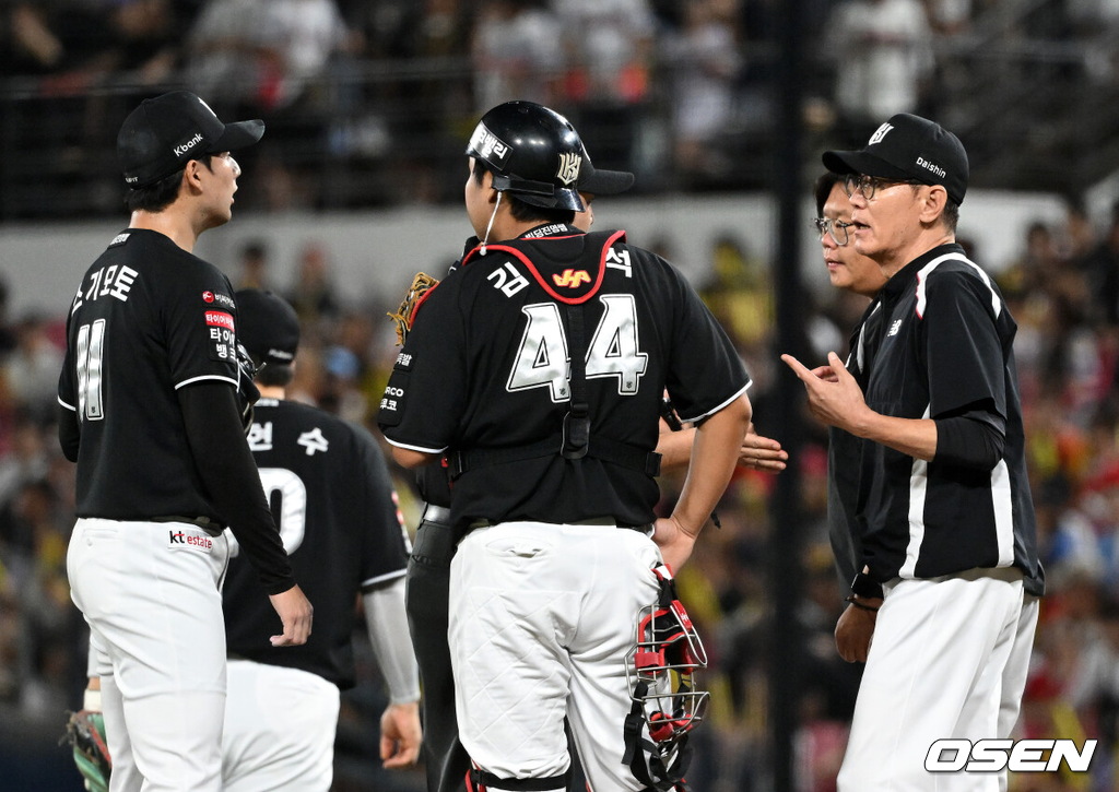 4일 광주-기아 챔피언스필드에서 2026 신한 SOL KBO리그 KIA 타이거즈와 KT 위즈의 경기가 열렸다.이날 KIA는 배제성, KT는 올러를 선발로 내세웠다.8회말 1사 2,3루에서 마운드를 방문한 KT 이강철 감독이 스기모토에게 작전을 지시하고 있다. 2026.09.04 /sunday@osen.co.kr