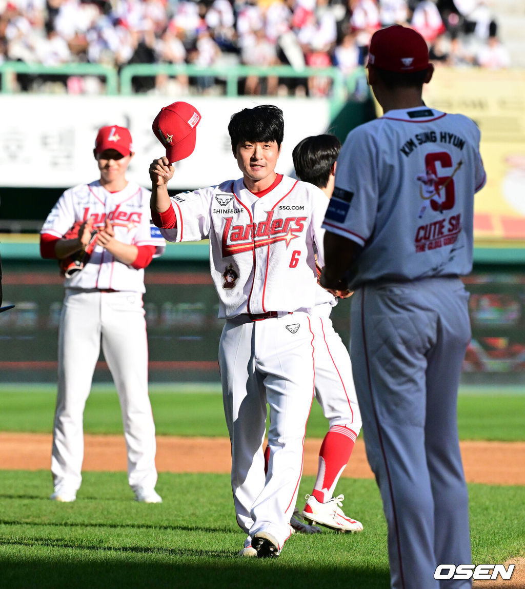 5일 인천 SSG랜더스필드에서 ‘2026 신한은행 SOL Bank KBO리그’ SSG 랜더스와 두산 베어스의 경기가 열렸다.SSG은 김민준, 두산은 최민석을 선발로 내세웠다.2회 은퇴 특별 엔트리에 등록된 SSG 김성현 플레잉코치가 정준재와 교체되며 팬들에게 인사를 하고 있다. 2026.09.05 / jpnews@osen.co.kr