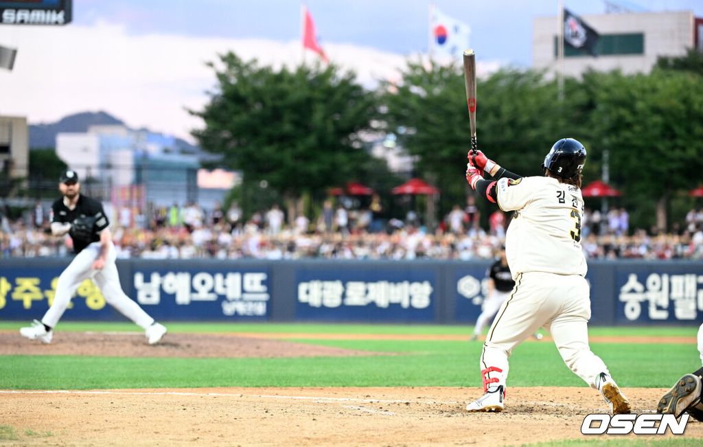 5일 광주-기아 챔피언스필드에서 2026 신한 SOL KBO리그 KIA 타이거즈와 KT 위즈의 경기가 열렸다.이날 KIA는 양현종, KT는 로건을 선발로 내세웠다.5회말 2사 1,2루에서 KIA 김선빈이 우중간 2타점 적시 3루타를 치고 있다. 2026.09.05 /sunday@osen.co.kr