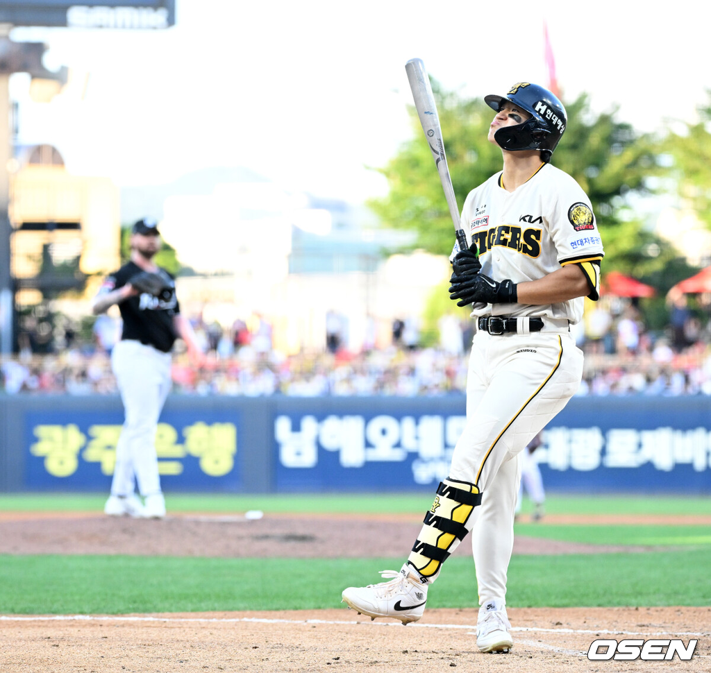 5일 광주-기아 챔피언스필드에서 2026 신한 SOL KBO리그 KIA 타이거즈와 KT 위즈의 경기가 열렸다.이날 KIA는 양현종, KT는 로건을 선발로 내세웠다.3회말 2사 2루에서 KIA 김도영이 스트라이크에 아쉬워하고 있다. 2026.09.05 /sunday@osen.co.kr
