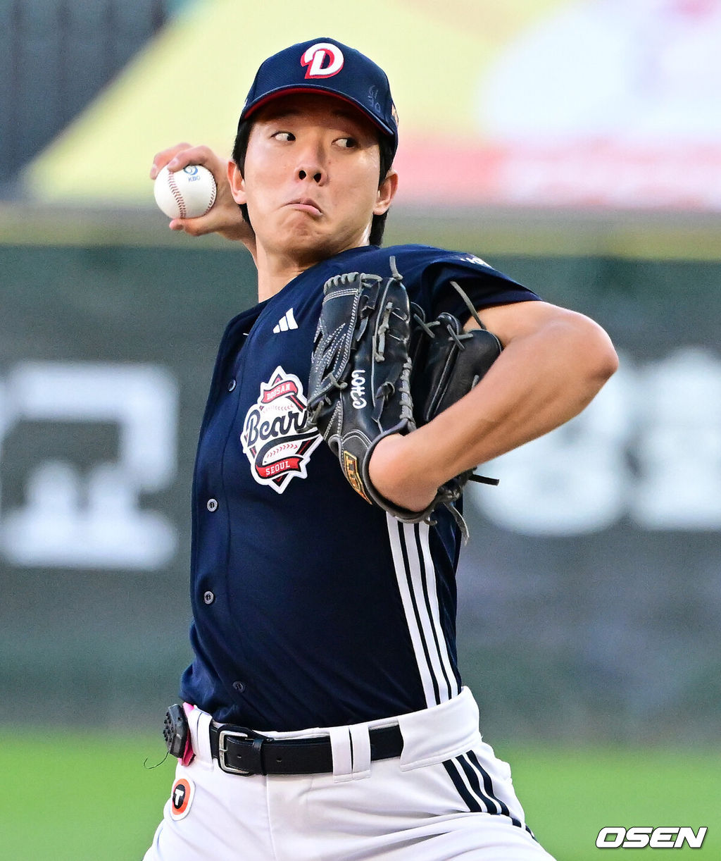 5일 인천 SSG랜더스필드에서 ‘2026 신한은행 SOL Bank KBO리그’ SSG 랜더스와 두산 베어스의 경기가 열렸다.SSG은 김민준, 두산은 최민석을 선발로 내세웠다.4회말 두산 최민석이 역투하고 있다. 2026.09.05 / jpnews@osen.co.kr
