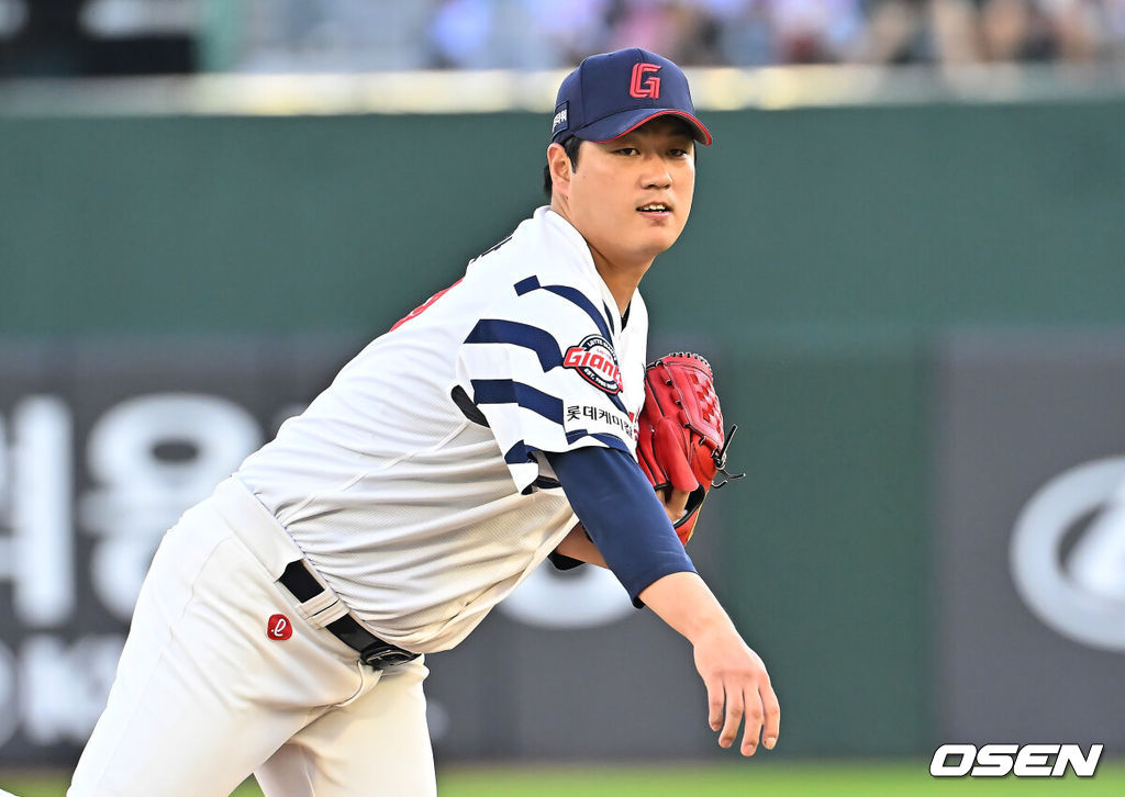 5일 부산 사직야구장에서 2026 신한 SOL KBO 리그 롯데 자이언츠와 한화 이글스의 경기가 열렸다. 홈팀 롯데는 나균안이, 방문팀 한화는 황준서가 선발 출전했다.롯데 자이언츠 선발 투수 나균안이 역투하고 있다. 2026.09.05 / foto0307@osen.co.kr