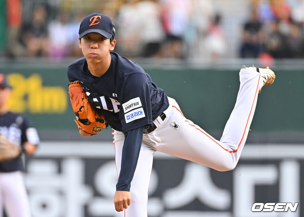 5일 부산 사직야구장에서 2026 신한 SOL KBO 리그 롯데 자이언츠와 한화 이글스의 경기가 열렸다. 홈팀 롯데는 나균안이, 방문팀 한화는 황준서가 선발 출전했다.한화 이글스 선발 투수 황준서가 역투하고 있다. 2026.09.05 / foto0307@osen.co.kr