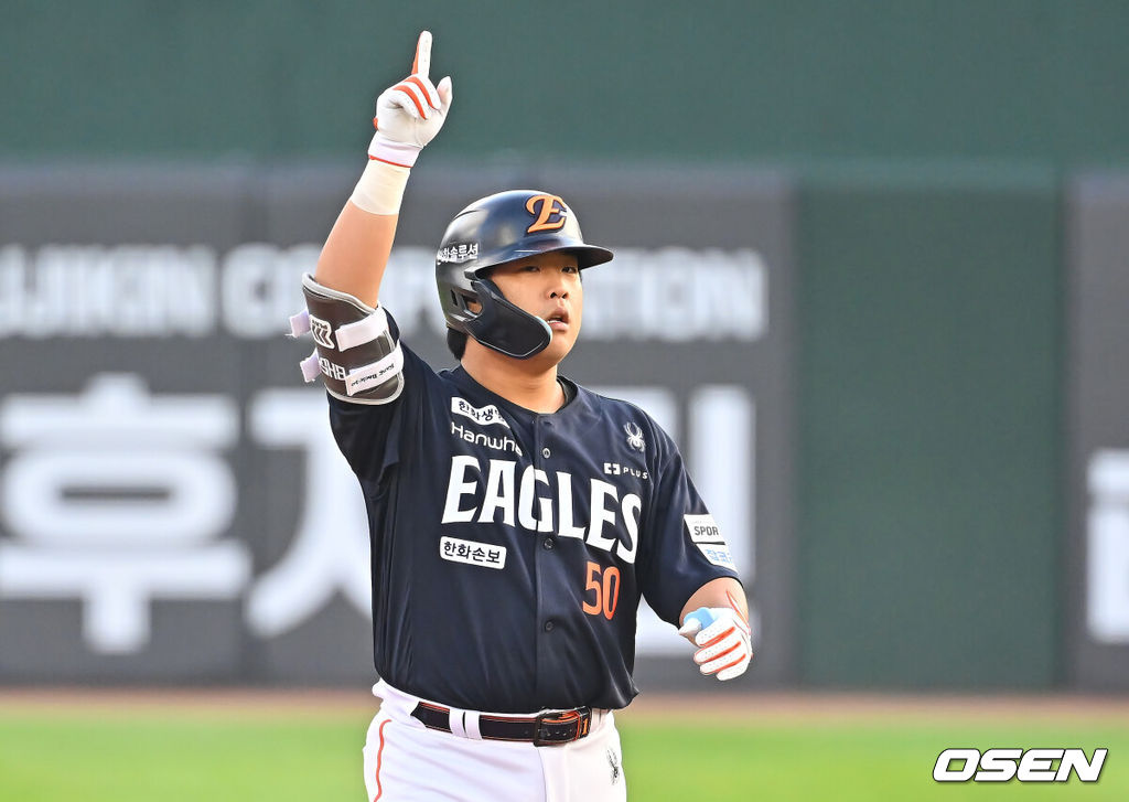 5일 부산 사직야구장에서 2026 신한 SOL KBO 리그 롯데 자이언츠와 한화 이글스의 경기가 열렸다. 홈팀 롯데는 나균안이, 방문팀 한화는 황준서가 선발 출전했다.한화 이글스 강백호가 1회초 1사 1,3루 우중간 2타점 2루타를 치고 세리머니를 하고 있다. 2026.09.05 / foto0307@osen.co.kr