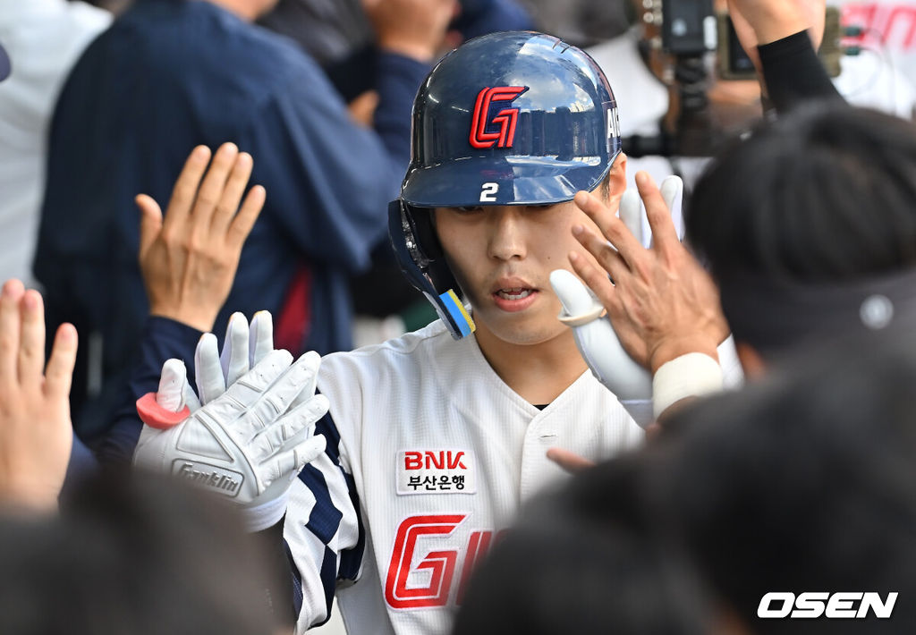 5일 부산 사직야구장에서 2026 신한 SOL KBO 리그 롯데 자이언츠와 한화 이글스의 경기가 열렸다. 홈팀 롯데는 나균안이, 방문팀 한화는 황준서가 선발 출전했다.롯데 자이언츠 고승민이 1회말 2사 1,2루 우월 3점 홈런을 치고 하이파이브를 하고 있다. 2026.09.05 / foto0307@osen.co.kr