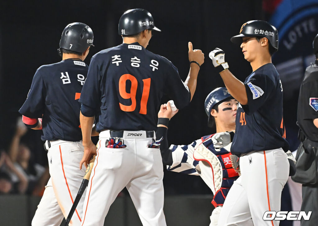 5일 부산 사직야구장에서 2026 신한 SOL KBO 리그 롯데 자이언츠와 한화 이글스의 경기가 열렸다. 홈팀 롯데는 나균안이, 방문팀 한화는 황준서가 선발 출전했다.한화 이글스 최인호가 8회초 1사 1루 우월 2점 홈런을 치고 심우준과 함께 하이파이브를 하고 있다. 2026.09.05 / foto0307@osen.co.kr