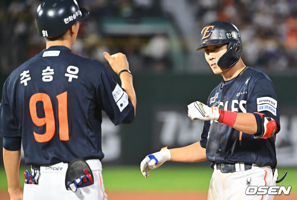5일 부산 사직야구장에서 2026 신한 SOL KBO 리그 롯데 자이언츠와 한화 이글스의 경기가 열렸다. 홈팀 롯데는 나균안이, 방문팀 한화는 황준서가 선발 출전했다.한화 이글스 심우준이 8회초 1사 2,3루 중견수 2타점 안타를 치고 하이파이브를 하고 있다. 2026.09.05 / foto0307@osen.co.kr