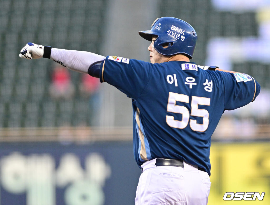 25일 서울 잠실야구장에서 ‘2026 신한 SOL Bank KBO리그’ LG 트윈스와 NC 다이노스의 경기가 열렸다.홈팀 LG는 앤더스 톨허스트, 방문팀 NC는 커티스 테일러를 선발로 내세웠다.2회초 1사 1루 상황 NC 이우성이 안타를 날리고 1루에 안착해 기뻐하고 있다. 2026.08.25 / dreamer@osen.co.kr