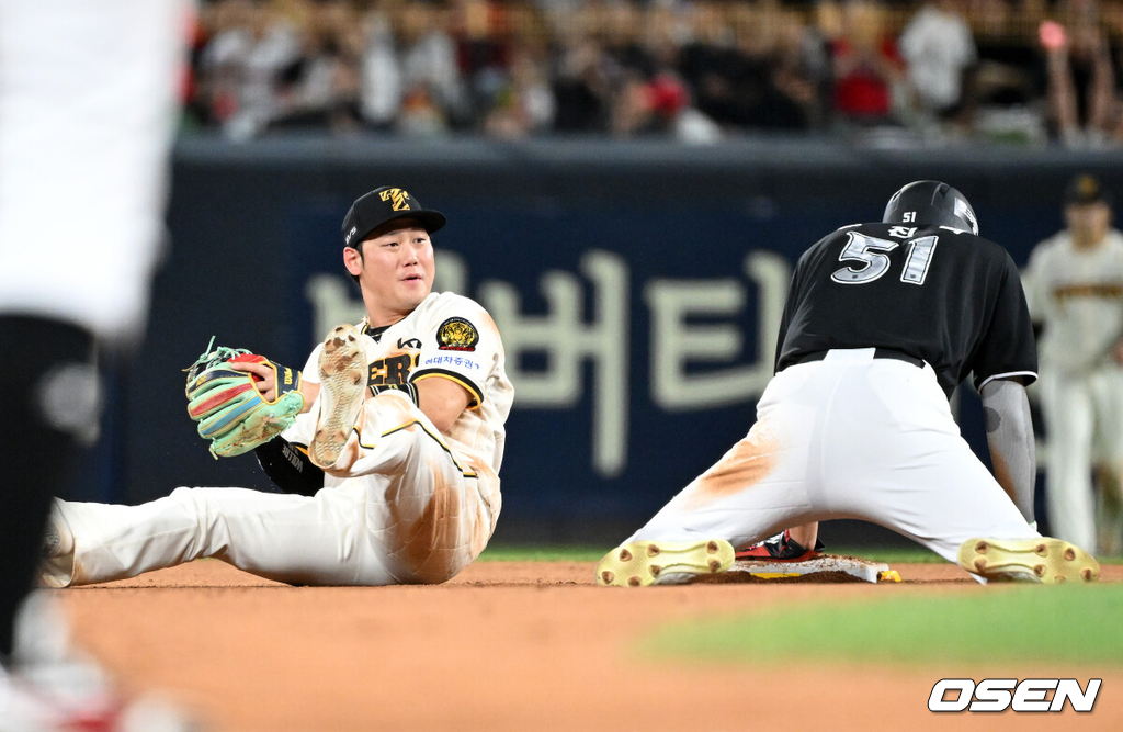 5일 광주-기아 챔피언스필드에서 2026 신한 SOL KBO리그 KIA 타이거즈와 KT 위즈의 경기가 열렸다.이날 KIA는 양현종, KT는 로건을 선발로 내세웠다.8회초 1사 만루에서 KT 최원준을 직선타 아웃으로 처리한 KIA 하주석이 2루 주자 장진혁을 포스아웃 처리하고 있다. 2026.09.05 /sunday@osen.co.kr