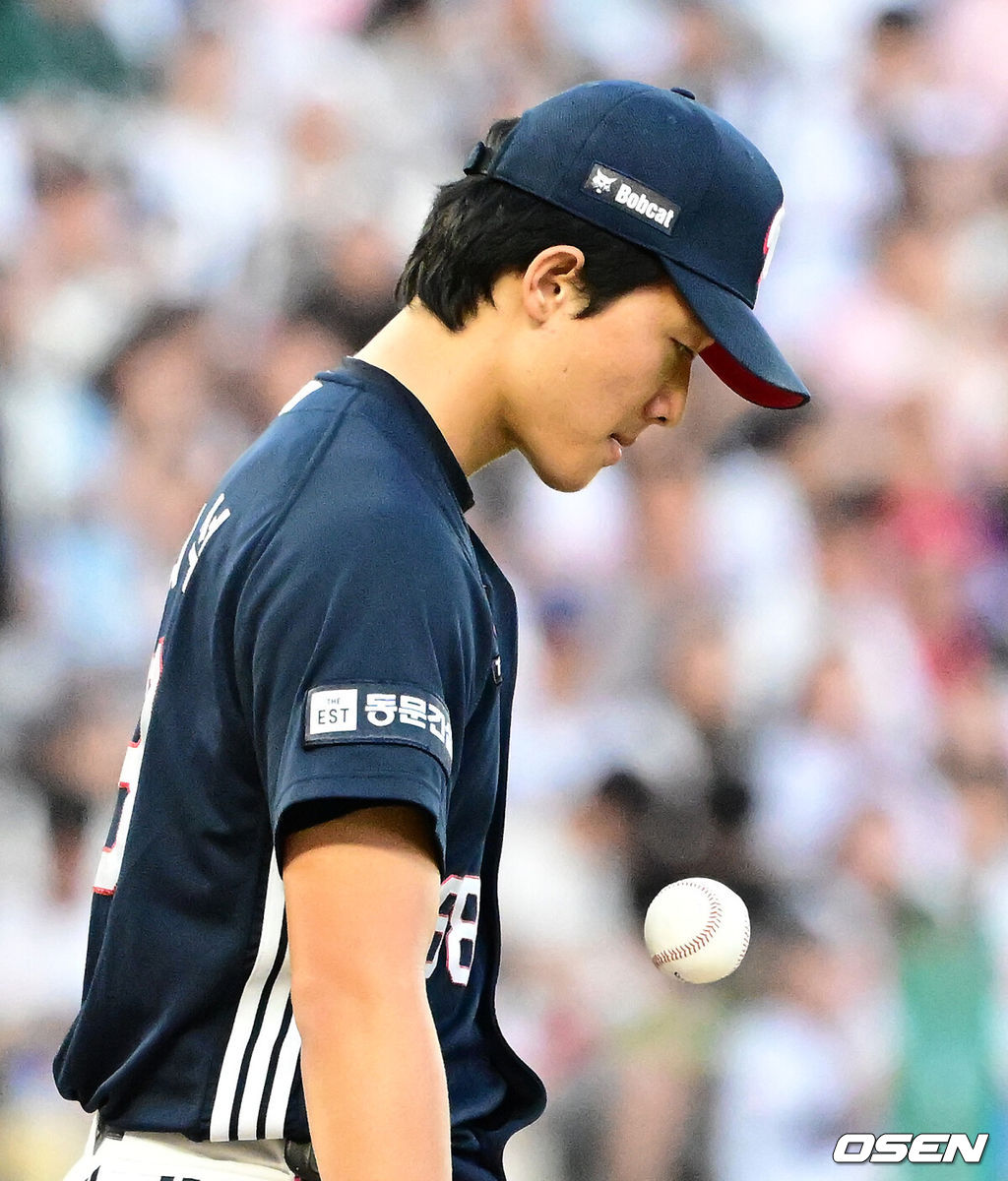 5일 인천 SSG랜더스필드에서 ‘2026 신한은행 SOL Bank KBO리그’ SSG 랜더스와 두산 베어스의 경기가 열렸다.SSG은 김민준, 두산은 최민석을 선발로 내세웠다.6회말 1사에서 두산 최민석이 SSG 에레디아에게 사구를 허용하며 아쉬워하고 있다. 2026.09.05 / jpnews@osen.co.kr