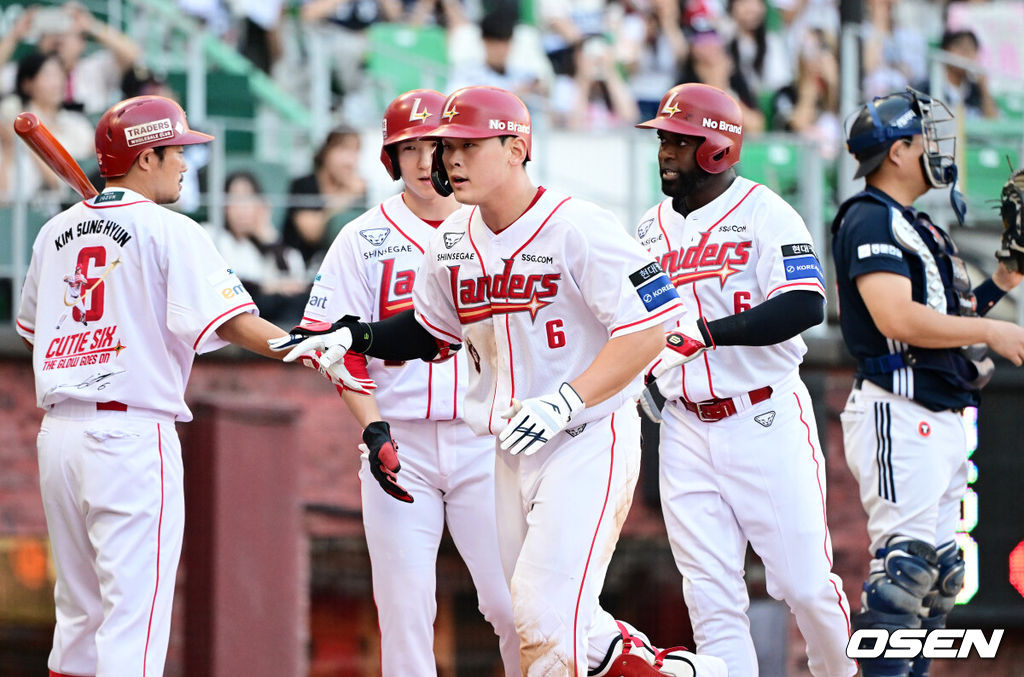 5일 인천 SSG랜더스필드에서 ‘2026 신한은행 SOL Bank KBO리그’ SSG 랜더스와 두산 베어스의 경기가 열렸다.SSG은 김민준, 두산은 최민석을 선발로 내세웠다.4회말 1사 1,3루에서 SSG 전의산이 역전 스리런포를 날리고 박성한, 에레디아와 기뻐하고 있다. 2026.09.05 / jpnews@osen.co.kr