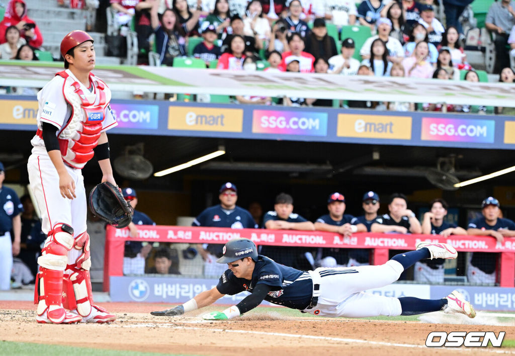 5일 인천 SSG랜더스필드에서 ‘2026 신한은행 SOL Bank KBO리그’ SSG 랜더스와 두산 베어스의 경기가 열렸다.SSG은 김민준, 두산은 최민석을 선발로 내세웠다.4회초 1사 3루에서 두산 김민석이 SSG 김민준의 폭투를 틈타 선제 득점에 성공하고 있다. 2026.09.05 / jpnews@osen.co.kr