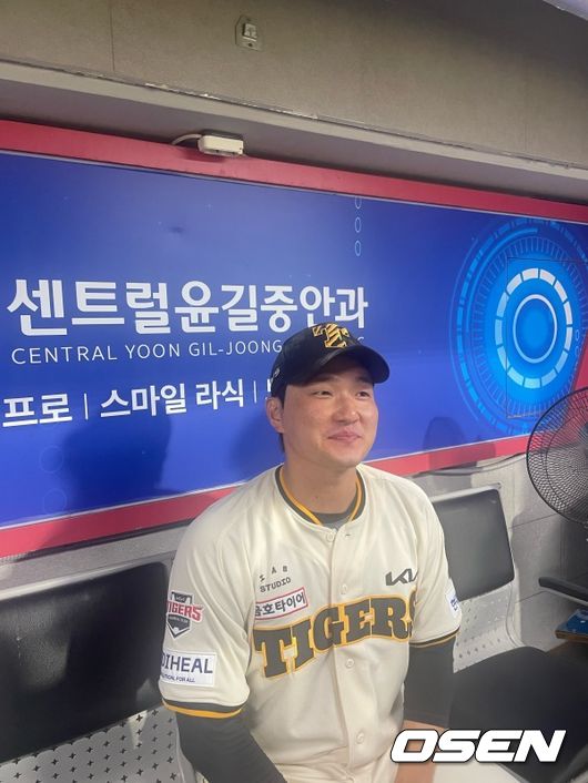 KIA 전상현이 승리후 인터뷰에 응하고 있다./OSEN DB