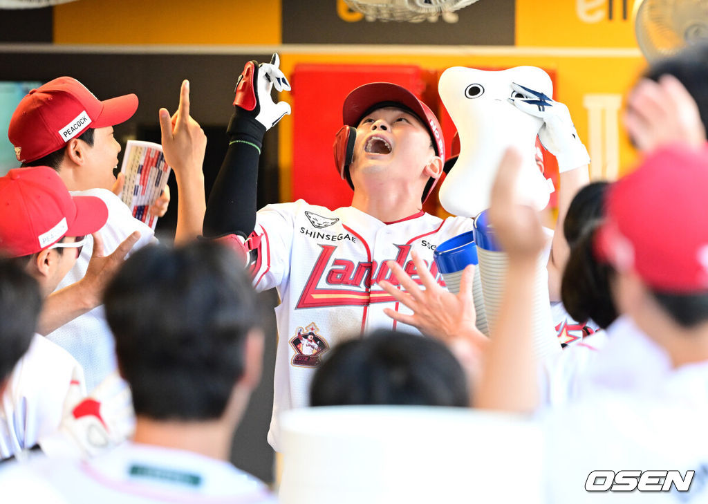 5일 인천 SSG랜더스필드에서 ‘2026 신한은행 SOL Bank KBO리그’ SSG 랜더스와 두산 베어스의 경기가 열렸다.SSG은 김민준, 두산은 최민석을 선발로 내세웠다.4회말 1사 1,3루에서 SSG 전의산이 역전 스리런포를 날리며 기뻐하고 있다. 2026.09.05 / jpnews@osen.co.kr