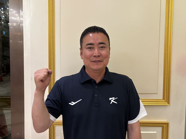 정윤진 18세 이하(U-18) 야구 대표팀 감독이 대만 타이베이에 위치한 대표팀 숙소에서 인터뷰하고 있다. / 대한야구소프트볼협회 제공