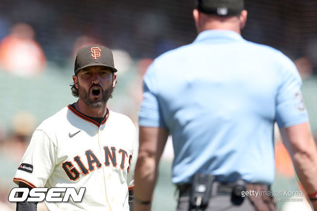 [사진] 샌프란시스코 토니 바이텔로 감독이 심판에게 항의하고 있다. ⓒGettyimages(무단전재 및 재배포 금지)