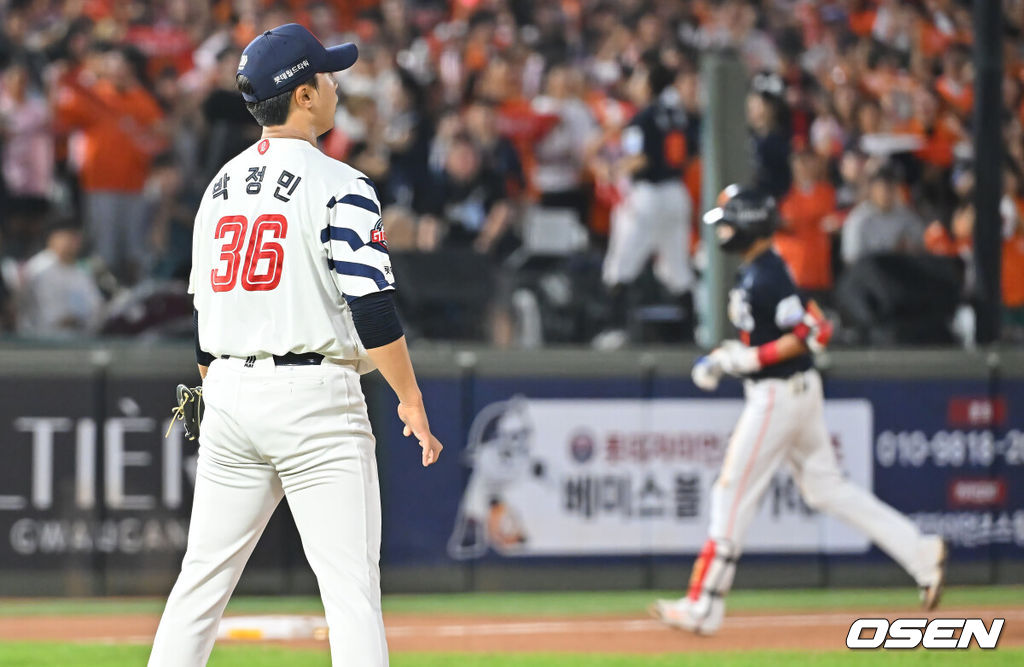 5일 부산 사직야구장에서 2026 신한 SOL KBO 리그 롯데 자이언츠와 한화 이글스의 경기가 열렸다. 홈팀 롯데는 나균안이, 방문팀 한화는 황준서가 선발 출전했다.롯데 자이언츠 박정민이 7회초 1사 1루 한화 이글스 심우준에게 좌월 2점 홈런을 맞고 아쉬워하고 있다. 2026.09.05 / foto0307@osen.co.kr