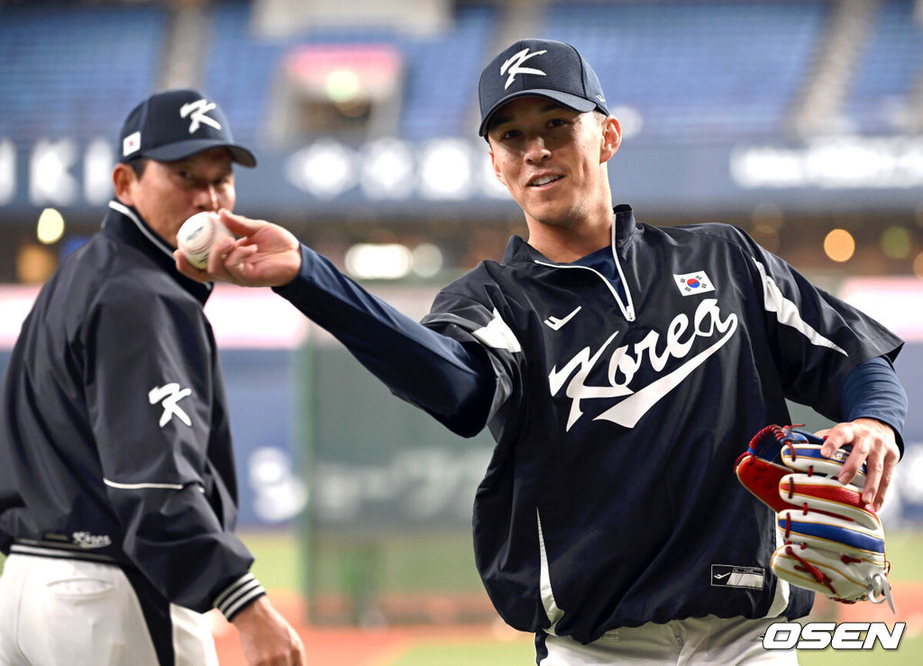 7일 오사카 교세라돔에서 2023 WBC(월드베이스볼클래식) 에 참가한 한국 야구대표팀이 한신 타이거즈와 연습경기를 가졌다.한국 에드먼이 취재진과 장난을 치고  있다.2023.03.07/spjj@osen.co.kr