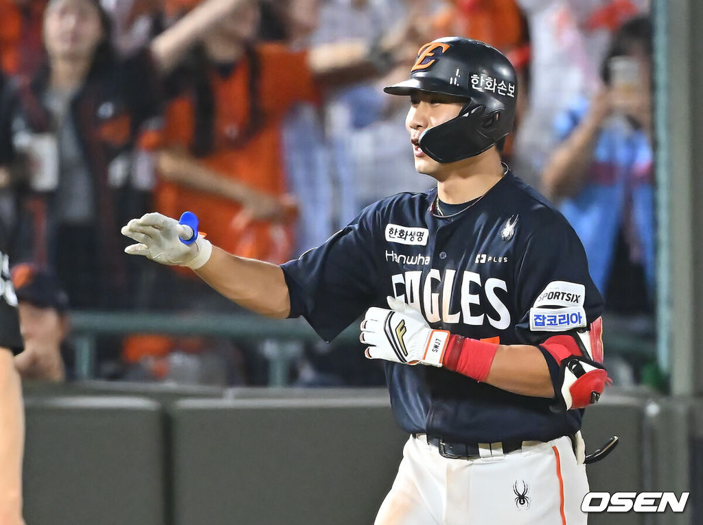 5일 부산 사직야구장에서 2026 신한 SOL KBO 리그 롯데 자이언츠와 한화 이글스의 경기가 열렸다. 홈팀 롯데는 나균안이, 방문팀 한화는 황준서가 선발 출전했다.한화 이글스 심우준이 7회초 1사 1루 좌월 2점 홈런을 치고 하이파이브를 하고 있다. 2026.09.05 / foto0307@osen.co.kr