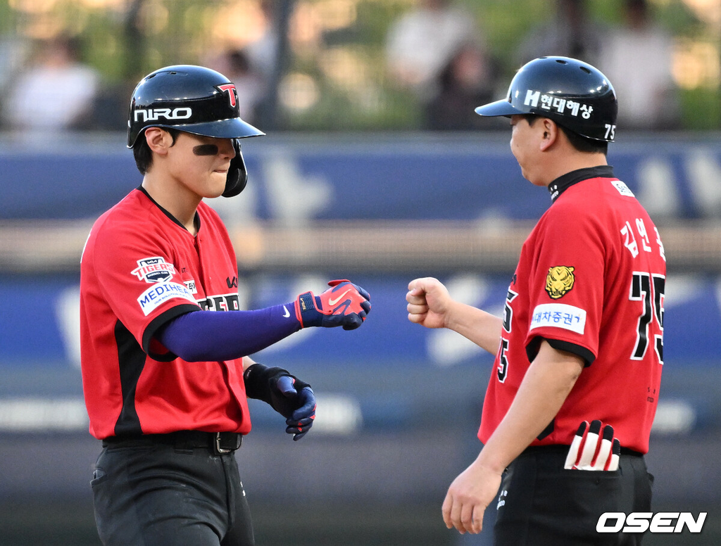6일 광주-기아 챔피언스필드에서 2026 신한 SOL KBO리그 KIA 타이거즈와 KT 위즈의 경기가 열렸다.이날 KIA는 네일, KT는 대니엘을 선발로 내세웠다.4회말 2사 1루에서 KIA 김도영이 중전 안타를 치고 환호하고 있다. 2026.09.06 /sunday@osen.co.kr