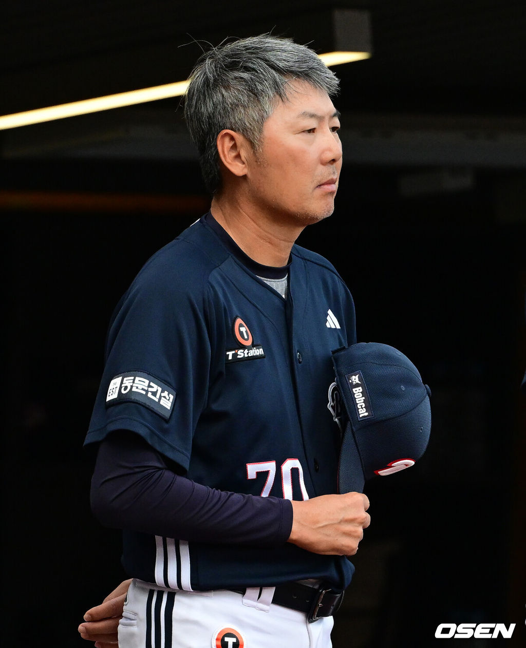 5일 인천 SSG랜더스필드에서 ‘2026 신한은행 SOL Bank KBO리그’ SSG 랜더스와 두산 베어스의 경기가 열렸다.SSG은 김민준, 두산은 최민석을 선발로 내세웠다.두산 김원형 감독이 국민의례를 하고 있다. 2026.09.05 / jpnews@osen.co.kr