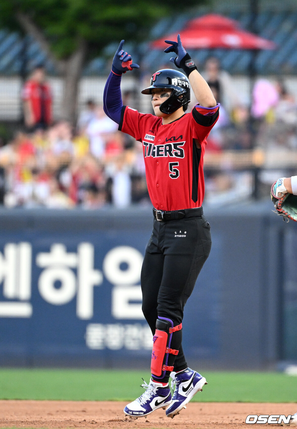 6일 광주-기아 챔피언스필드에서 2026 신한 SOL KBO리그 KIA 타이거즈와 KT 위즈의 경기가 열렸다.이날 KIA는 네일, KT는 대니엘을 선발로 내세웠다.4회말 2사 1루에서 KIA 김도영이 중전 안타를 치고 환호하고 있다. 2026.09.06 /sunday@osen.co.kr