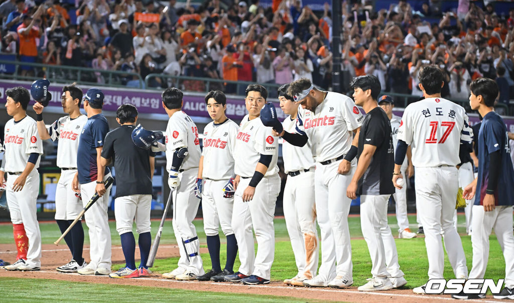 5일 부산 사직야구장에서 2026 신한 SOL KBO 리그 롯데 자이언츠와 한화 이글스의 경기가 열렸다. 홈팀 롯데는 나균안이, 방문팀 한화는 황준서가 선발 출전했다.롯데 자이언츠 선수들이 한화 이글스에 6-11로 패한 후 아쉬운 인사를 하고 있다. 2026.09.05 / foto0307@osen.co.kr