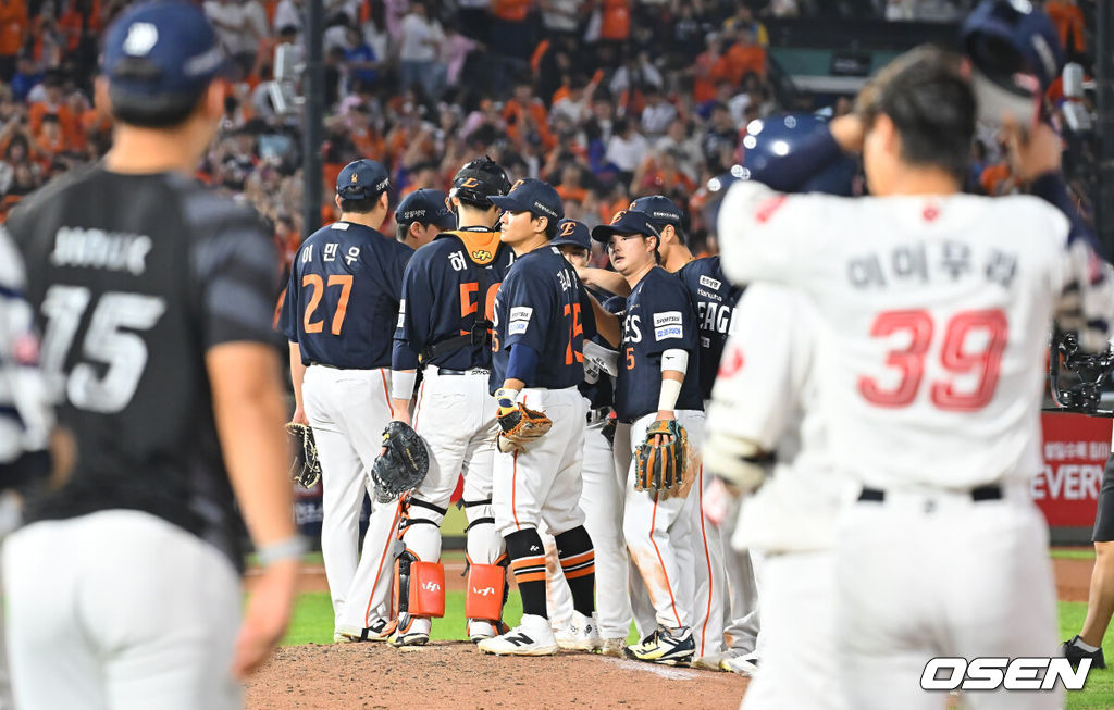 5일 부산 사직야구장에서 2026 신한 SOL KBO 리그 롯데 자이언츠와 한화 이글스의 경기가 열렸다. 홈팀 롯데는 나균안이, 방문팀 한화는 황준서가 선발 출전했다.한화 이글스 선수들이 롯데 자이언츠에 11-6으로 승리한 후 기쁨을 나누고 있다. 2026.09.05 / foto0307@osen.co.kr
