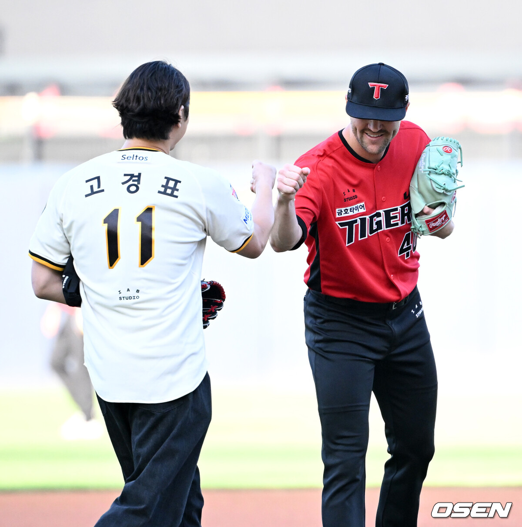 6일 광주-기아 챔피언스필드에서 2026 신한 SOL KBO리그 KIA 타이거즈와 KT 위즈의 경기가 열렸다.이날 KIA는 네일, KT는 대니엘을 선발로 내세웠다.경기에 앞서 배우 고경표가 KIA 선발투수 네일과 주머을 맞대고 있다. 2026.09.06 /sunday@osen.co.kr