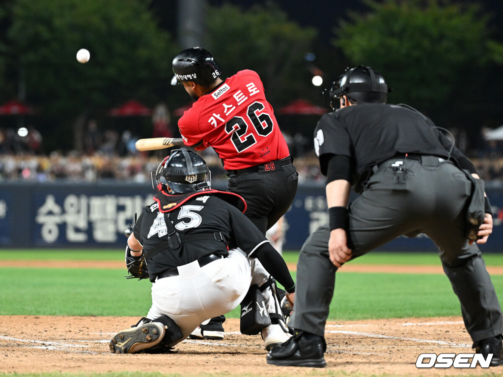 6일 광주-기아 챔피언스필드에서 2026 신한 SOL KBO리그 KIA 타이거즈와 KT 위즈의 경기가 열렸다.이날 KIA는 네일, KT는 대니엘을 선발로 내세웠다.6회말 2사 1,2루에서 KIA 카스트로가 우월 2타점 적시 2루타를 치고 있다. 2026.09.06 /sunday@osen.co.kr