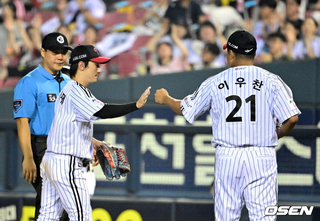 20일 서울 잠실야구장에서 2026 신한 SOL KBO리그 LG 트윈스와 KT 위즈의 경기가 열렸다. 4회초 수비를 마치고 LG 이우찬, 신민재가 하이파이브를 하고 있다. 2026.08.20 / jpnews@osen.co.kr